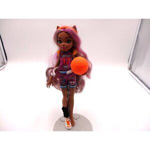 Monster High Ghoul Spirit Clawdeen with ‎ Basketball missing one shoe